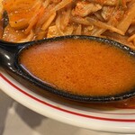 蒙古タンメン中本 - 香辛料の効いた辛めのスープ