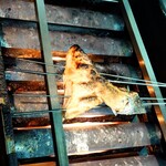 居酒屋 味平 - ブリかまを焼いてる様子①