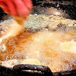 居酒屋 味平 - てんぷら鍋の様子＆大将の神手