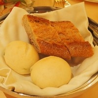 エンパイア・グリル - 枝豆のパンと、ライ麦？パン？