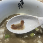 煮干しのビリー - スープの器､底に沈んだフライドオニオン