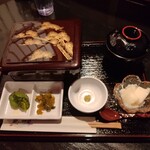 鰻の神楽 - 料理写真:梅 半身うな重 蓋付き (出された状態)