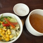 ハンバーグ・ステーキ宮崎亭 - セットのサラダとスープ、あと塩