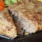 ハンバーグ・ステーキ宮崎亭 - カットすると肉汁があふれる