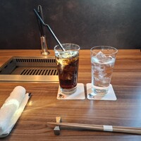 焼肉うしごろ 新宿三丁目店 - お冷とコーラ、おしぼりです。