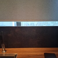 焼肉うしごろ 新宿三丁目店 - 窓に、日除けがかけられた様子です。