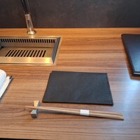焼肉うしごろ 新宿三丁目店 - カウンター席のテーブルです。