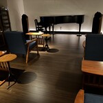名曲カフェ エグモント - 奥の「音楽室（別料金）」は席がバラバラ