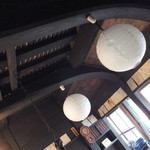 弥次兵衛 - 天井の曲がった柱は、曲がった木を利用して造られたそうです。