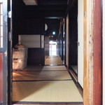 弥次兵衛 - 寝泊りした部屋から玄関を臨む。