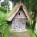 弥次兵衛 - 罪人が監禁された「流刑小屋」。宿から徒歩で行けます。