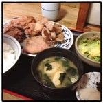 Hinadori - 鳥唐揚定食。
                        アツアツジューシー。ボリュームたっぷり。
                        胡椒の効いた塩味。だけど、もう少し醤油っぽいほうが好みだな。