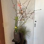 名曲カフェ エグモント - いけばなが迎えてくれます