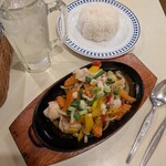 マニータイ - ワニの黒コショウ炒めとココナツジュース