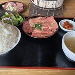 炭火焼肉 せん - カルビランチ（¥1,078）