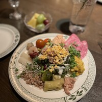 ロウリーズ・ザ・プライムリブ 恵比寿ガーデンプレイス店 - ヘルシーだけどボリュームありのサラダバー