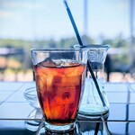 カフェ&ヤド コモ - 飲み物は香り高いアールグレイのアイスティーをいただきました。一息つきながら、庭から海の風景を眺めていると、
穏やかさがジワジワ染みてくるようです。
