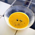カフェ&ヤド コモ - 「島かぼちゃの冷製ポタージュ」。プリンの様に濃厚ながら塩分を抑えた味わいに、お料理の方向性が見えるようす。