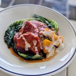 カフェ&ヤド コモ - メインも野菜たちに囲まれていました。トマトソースはフレッシュで爽やか、豚はスプーンで切って掬える柔らかさでした。ライスが付いていましたが、このソースを掛けても美味しかった!ww