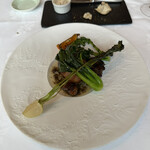 ラ・ブランシュ - 6皿目
      川俣軍鶏の黒米包み、レバー、牛蒡とトリュフのソース。