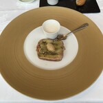 ラ・ブランシュ - 3皿目
      イワシとジャガイモの重ね焼き、アンチョビクリーム、イワシのカプチーノ。