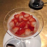 シャテーニュ - パンナコッタ　フレッシュ苺　苺のソース　スパイス　白ワインのジュレ