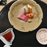 日本料理 おやま - お造り　金目鯛(静岡)、赤貝(愛媛)、筍(福岡)、平目(地物)。どれも身が締まっており、筍はとても甘い。右は酒に梅干し等を混ぜた特製。左は特製の出汁醤油。どちらでいっても間違いなし。