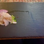 イタリアン POZ DINING - まほっけの、カルパッチョ
            お皿の隅におしゃれに配置
