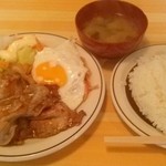 Remon Hausu - 焼肉目玉焼き定食680円　ライスは大盛り・・マイッタ