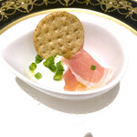 スターゲイト - アミューズ（生ハムと玉ねぎのムース、クラッカー））