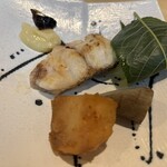 小料理 椿 - 出世魚スズキの塩焼き。好みでレモンペースト、黒にんにくペーストをつけて。