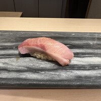 水道橋 鮨みつ - 札幌産カンパチのにぎり