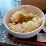 雪庭 - アサリの入った炊き込みゴハンにイクラをオン。