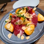 ビストロ ドゥーブルオーンズ - 手切り生ハムと旬の果実　ローストアーモンド