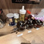 麺処 花木流味噌 藤沢店 - 卓上の調味料