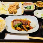 寅福 ルミネ新宿店 - 選べる2種盛定食唐揚げ1680円＋牛ステーキ選択＋400円＝合計2,080円 選べる3種のご飯(白米、雑穀米、炊き込みご飯)は筍の炊き込みご飯を選択(おかわり無料)