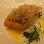イル・テアトロ - うろこをかりかりに焼いた甘鯛のクロカンテ。キャビアとサフラン風味のクリームソース