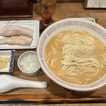 炭火焼濃厚中華そば 奥倫道 - 