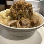 ら～めん はまやま - ヤサイマシ、ニンニク脂マシマシラーメン(横から)