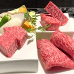 仙台牛焼肉 花牛 - 仙台牛ヒレ（左）ロース（中）サーロイン（右）