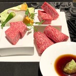 仙台牛焼肉 花牛 - 仙台牛ヒレ（左）ロース（中）サーロイン（右）山葵醤油で！