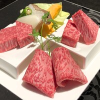 仙台牛焼肉 花牛 - 仙台牛特選ヒレ（左）霜降り上ロース（中）特選サーロイン（右）