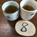 有喜堂 - 番号札と冷たいお茶。