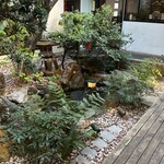 うなぎ料理 三代目うな東 昭和四十四年創業 - 中庭がとっても素敵