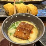 うなぎ料理 三代目うな東 昭和四十四年創業 - 上から サラダ、奥三河地鶏しもふり、うな巻き、鰻茶碗蒸し