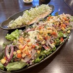 うなぎ料理 三代目うな東 昭和四十四年創業 - まるでコブサラダのように色んな野菜が細かく刻まれ入っていて、和ではなくメキシカンな印象、クミンの香りと粉チーズのアクセントが絶妙、うなぎ屋さんに来てこの盛りのサラダ食べられるのは嬉しい