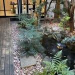 うなぎ料理 三代目うな東 昭和四十四年創業 - 部屋から中庭眺めながらとても優雅な時間が過ごせます