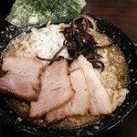 丸め - 黒の背脂煮干ラーメン