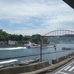 割烹 戸田本店 - 右手に音戸大橋