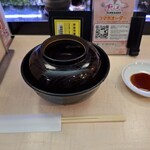 すしざんまい 渋谷東急本店前店 - アラ入りのお味噌汁のお椀です。